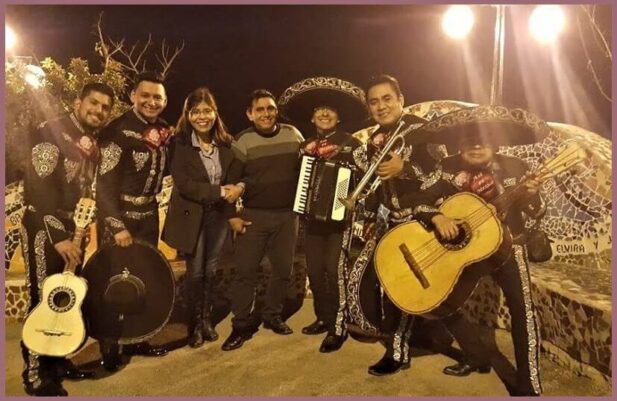 mariachis en foto despues de cantar mariachis en foto despues de cantar