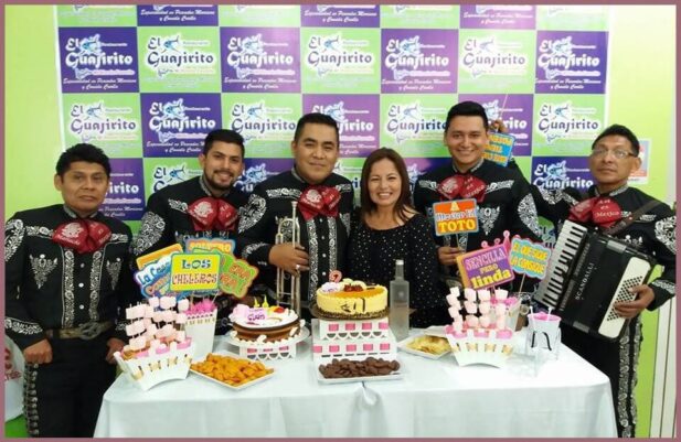mariachis en foto con cumpleañera mariachis en foto con cumpleañera